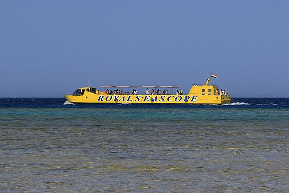 Gelbes Schiff mit Glasboden im Roten Meer in Ägypten. Aufgenommen vom Strand des Hotels Grand Makadi. Makadi Bay, Ägypten.