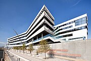 Gebäude der HafenCity Universität von der Promenade