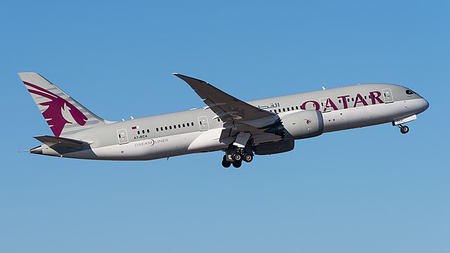 Qatar Airways Boeing 787-8 departing 08R.