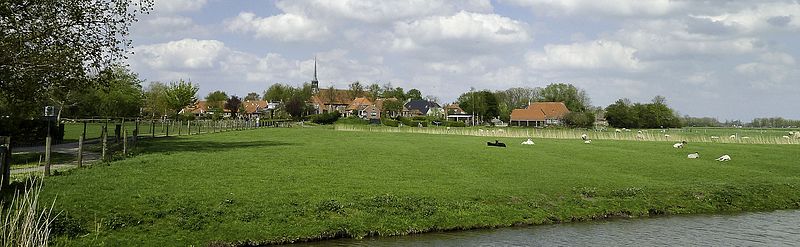 Dorpssilhouet van Niehove gezien over het Niehoofsterdiep