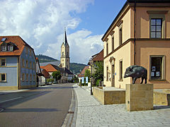 St. Nikolaus und Heimatmuseum von der Bahnhofstraße aus gesehen, 2010