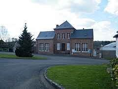 La mairie, sur la place.