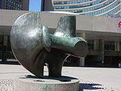 "Three Way Piece No. 2 (The Archer)", (1964-1965), Toronto linnahall, Nathan Phillips Square