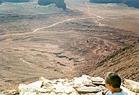 Camadas em Monument Valley, Arizona, Estados Unidos. Estas camadas são aceitas como tendo sido formadas, ao menos em parte, pela deposição de água. Uma vez que Marte contém camadas semelhantes, a água permanece como uma das principais causas de camadas em Marte. Imagem fotografada pela Mars Global Surveyor.