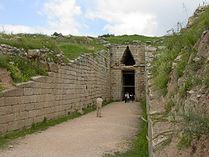 Exemples de tolos, trobats fora de l'acròpoli de Micenes: Tresor d'Atreu,(esquerra), "Tomba de Clitemnestra" (dreta).