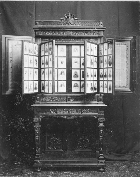 File:COLLECTIE TROPENMUSEUM Fotokast met daarin foto's van alle werknemers van de Deli Maatschappij in 1892 TMnr 60022995.jpg