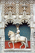 Cobijada por festones, la estatua ecuestre de Luis XII del château de Blois (entre 1498 y 1503).