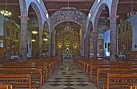 Interior y naves de la iglesia.