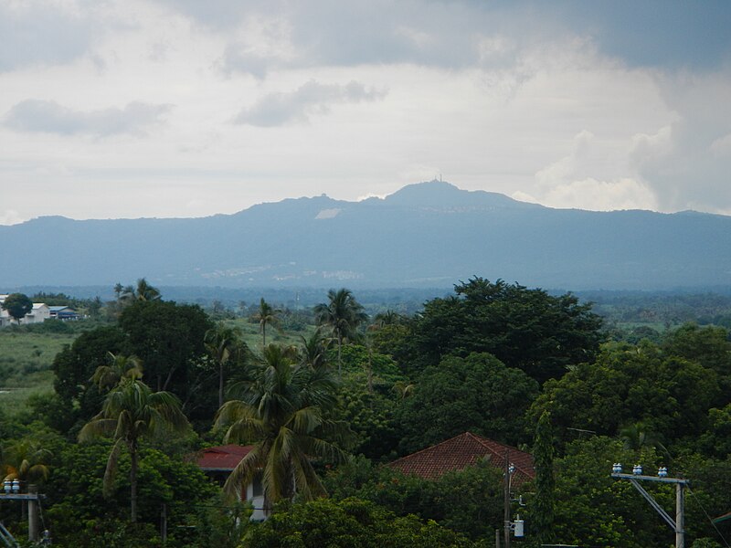 Ang Bundok Sungay mula kuha sa Munisipyo sa Bayan ng Santo Tomas, Batangas