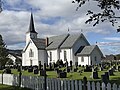 Kirkegården ligger rundt kirken Foto: 2024