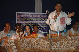 Indira Goswami zittend aan de tafel tijdens de inauguratieceremonie van de tweede India Saraswati-tempel in Bijoy Nagar, Guwahati, ca. 2010