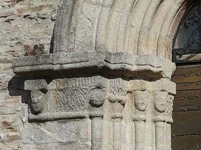 Kapitelle am Eingangsportal von Notre-Dame du Scapulaire