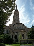 Les chapelles rayonnantes et la tour-clocher.