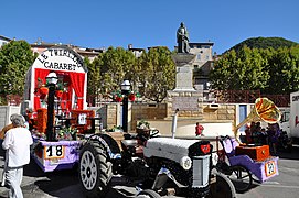 A Corso float before the statue of Gassendi in Digne