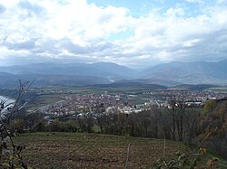 Dibra dhe Liqeni i Dibrës në të majtë