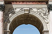 Detaliu de pe Arc de Triomphe du Carrousel din Paris, cu o pereche de Victorii înaripate