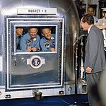 Besättningen från Apollo 11 i tillfällig karantän efter månlandningen, välkomnas av Richard Nixon ombord på hangarfartyget USS Hornet.