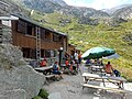 La terrasse du refuge dominé par le mont Buet.