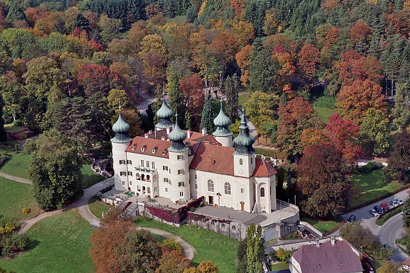 File:Schloss Artstetten, Luftbild.JPG