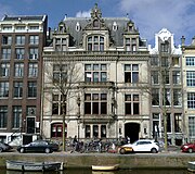 Het NIOD-gebouw aan de Herengracht 380 in Amsterdam (2016)