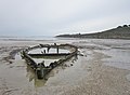 Plage de Kervijen : épave émergeant du sable à marée basse un jour d'amaigrissement de la plage 1.