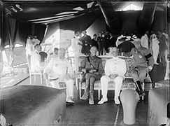 Sur l'accoudoir du Queen Elizabeth avec Lapeyrère, Ian Hamilton et John de Robeck.