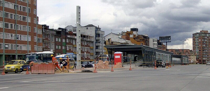 File:BOG 08 2011 Transmilenio 3295.JPG