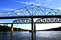 Vista del ponte dal fiume Hudson, in secondo piano il ponte ferroviario