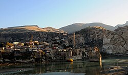 Hasankeyf, előtérben a régi híd tartóoszlopai a Tigris folyón