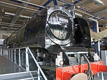 Front einer Dampflokomotive ohne Stromlinienverkleidung im Museum