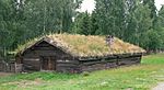 Tradisjonelt fjøs for storfe fra Østerdalen, nå på Glomdalsmuseet. Legg merke til at fjøset har ildsted og røykpipe. Kuene fikk såkalt sørpe, en blanding av halm, lyng, skav, mose – med varmt vann over.