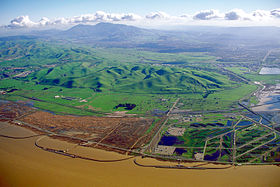 Vue aérienne du mont Diablo au-dessus de la baie Suisun à Concord (Californie)