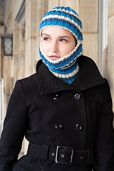 Mulher com uma balaclava. Sua função tradicional é a proteção contra o frio (definição 2 880 × 4 320)