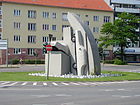 Rathenauplatz mit Wolf Vostells Skulptur 2 Beton-Cadillacs in Form der nackten Maja