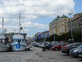 A kikötői parkoló, háttérben az Adria-palota