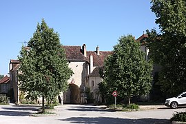 Pesmes une vue d'une maison.jpg