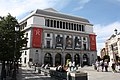 Façana est del Teatro Real, vista des de la Plaça d'Isabel II