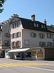 Hauptstrasse; das schmale Gebäude mit den grünen Fensterläden ist das Gasthaus zum Schlüssel