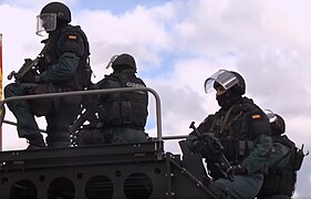 (Guardia Civil) Su Majestad el Rey visita la Unidad Especial de Intervención (UEI).jpg