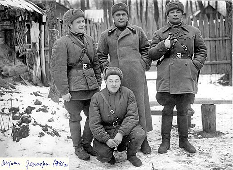 Officerare i fält 1941 med vadderade jackor, kappor och rockar samt pälsmössor.