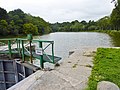 Canal de Nantes à Brest juste en amont de l'écluse de Kériou (écluse no 153, commune de Rostrenen à droite sur la photographie et de Glomel, à gauche de la photographie).