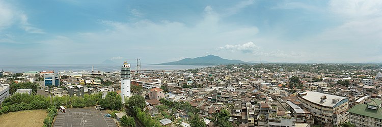 Larĝa panoramo pri Manado