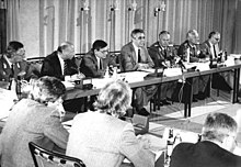 Egon Krenz (Mitte), Stellv.des Vorsitzenden des Staatsrates der DDR, leitet die Delegation des ZK der SED zu den "Saarbrücker Gesprächen". Generaloberst Fritz Streletz (3.v.r.), Stellvertreter des Ministers für Nationale Verteidigung der DDR und Chef des Hauptstabes der NVA, Gunter Rettner (3.v.l.), Leiter der Abteilung Internationale Politik und Wirtschaft des ZK, Botschafter Horst Neubauer (2.v.l.), Leiter der Ständigen Vertretung der DDR in der BRD, Generalmajor Dr. Günter Hiemann (l.), Stellvertreter des Chefs des Stabes der Luftstreitkräfte-Luftverteidigung, und Generalmajor Prof. Dr. Rolf Lehmann (2.v.r.), Stellvertreter des Chefs der Militärakademie "Friedrich Engels", an.