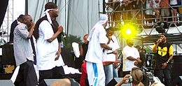 Para anggota Wu-Tang Clan dan afiliasi mereka pentas di Virgin Festival, Baltimore