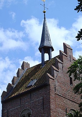 De zadeldaktoren met trapgevels en dakruiter