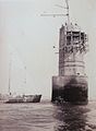 La construction du phare de la Jument en 1906.