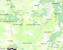 Carte élémentaire montrant les limites de la commune, les communes voisines, les zones de végétation et les routes