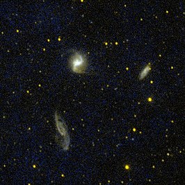 Opname van NGC 5915 (boven), NGC 5916 (onder) en NGC 5916A (rechts)