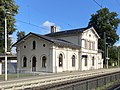 Empfangsgebäude im Rundbogenstil mit Mittelrisalit (Bahnhof Gensungen)