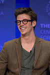 Grant Gustin jwe Barry Allen / Flash.